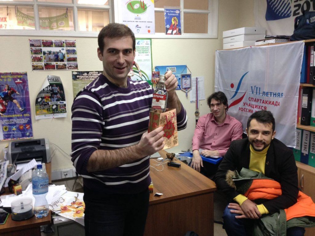 Радостный обладатель украинских подарков
