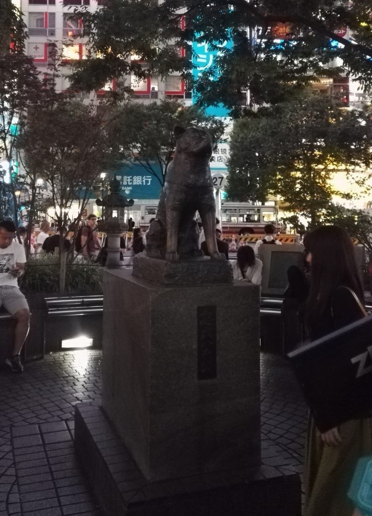 Статуя Хатико на станции Сибуя
